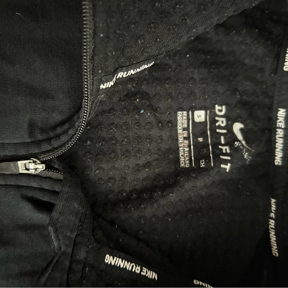 Nike Dri-FIT Black Running Jacket - Picture 2 of 4
